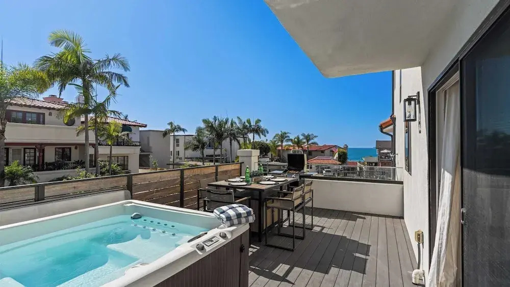 3 Condos, Steps to Beach, Rooftop Patio Trestles Trailhead Trio by Avantstay
