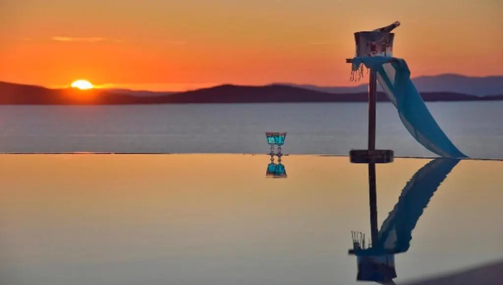 5 bedrooms villa with sea view private pool and enclosed garden at Mykonos