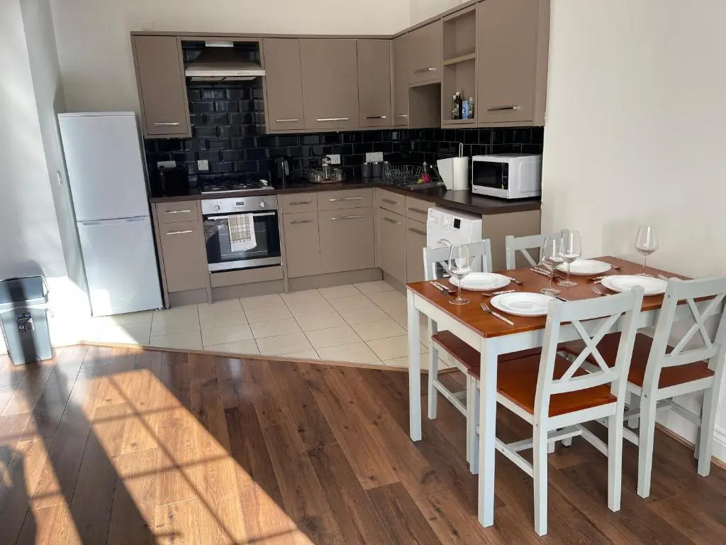 Spacious 2-bed Apartment With Free Parking
