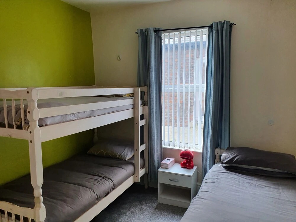 Very Large House Sleeps 12 People 8 Mins From City