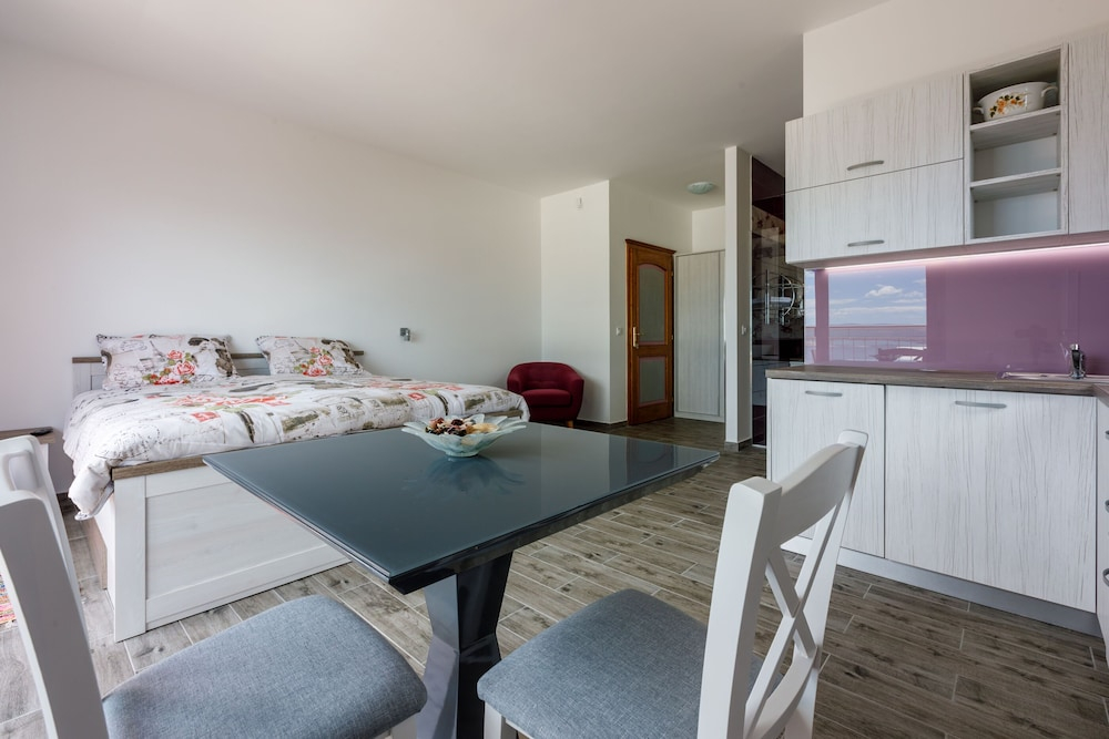 Apartments Djusi