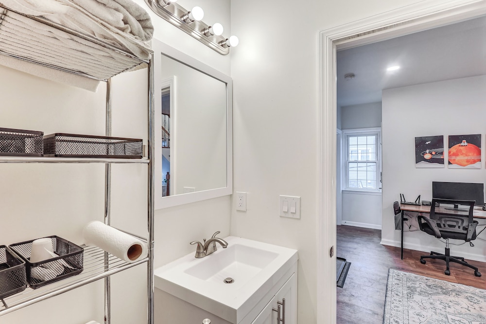 Near Belleville Park & Metlife: Pet-friendly Stay!