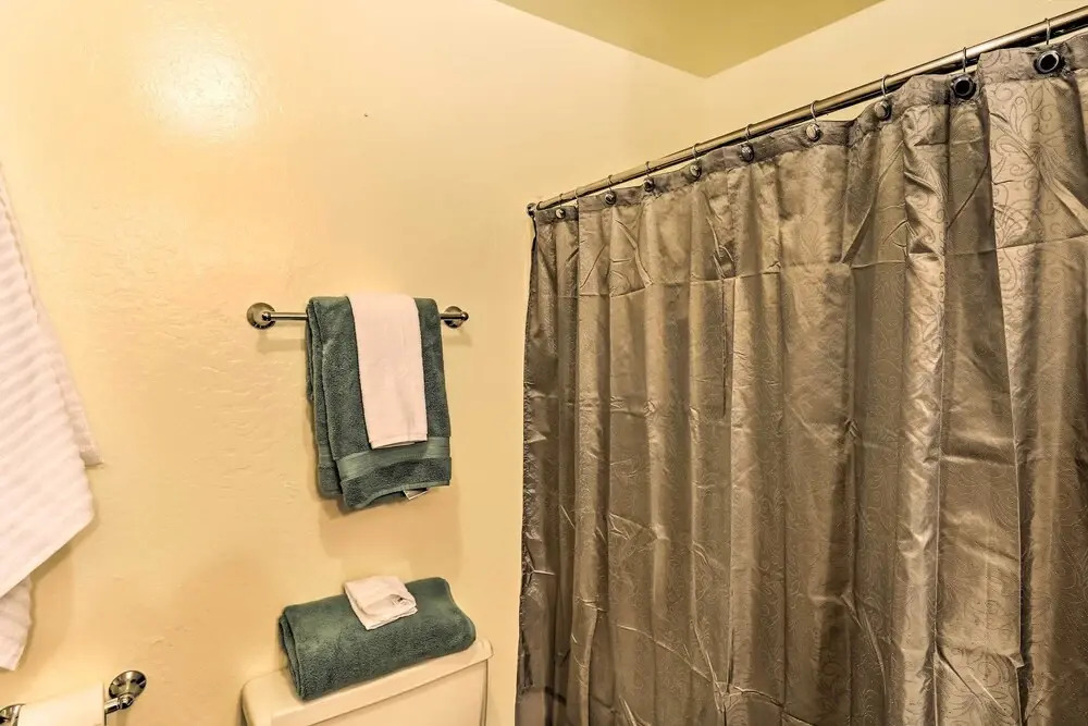 Cozy Studio Near Hiking & Skiing, Walk to Downtown
