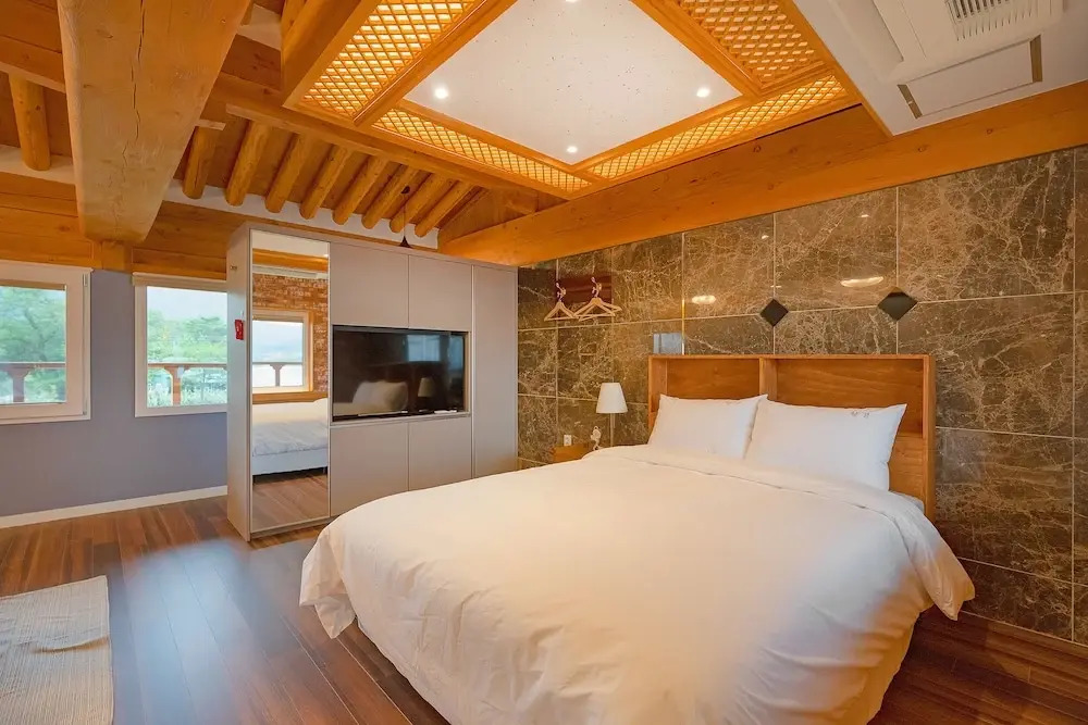 Wanggyeong Hanok Poolvilla