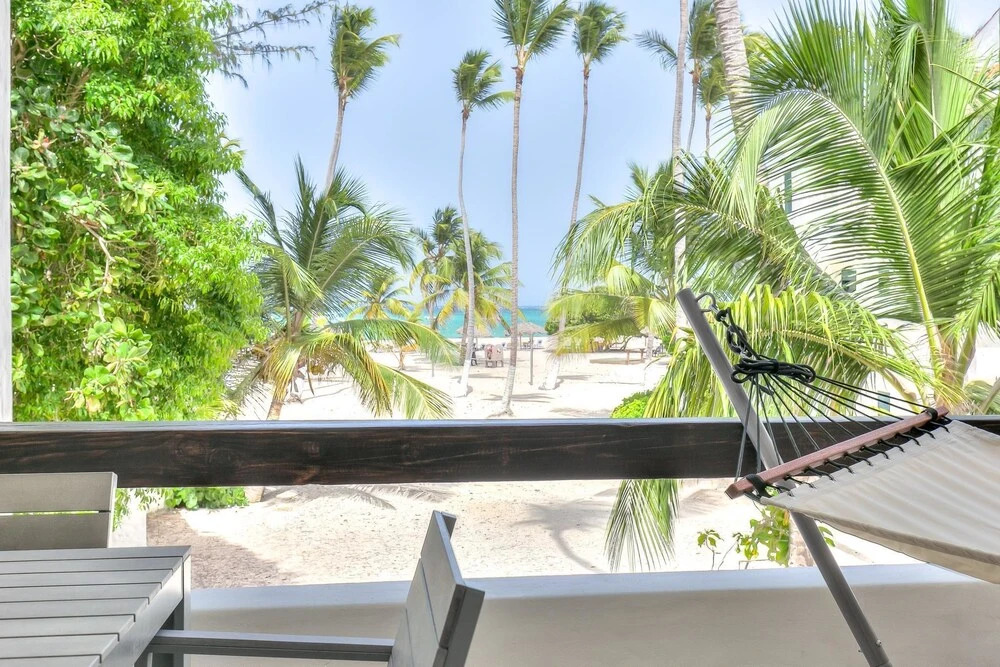 Scenic Oceanfront Apartment With a Walking Distance to the Beach