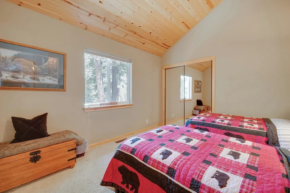 Tahoe Donner Mountain Cabin: Surrounded by Forest!