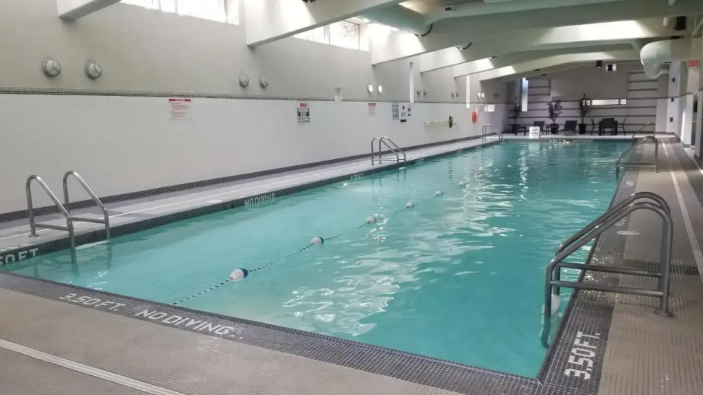 Spacious DT 2-BDR High-rise with view, pool, gym