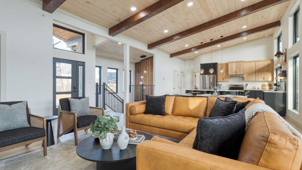 Modern Smoky Mountain Stay With Two Decks, Plunge Pool & Game Room Overlook Lodge by Avantstay