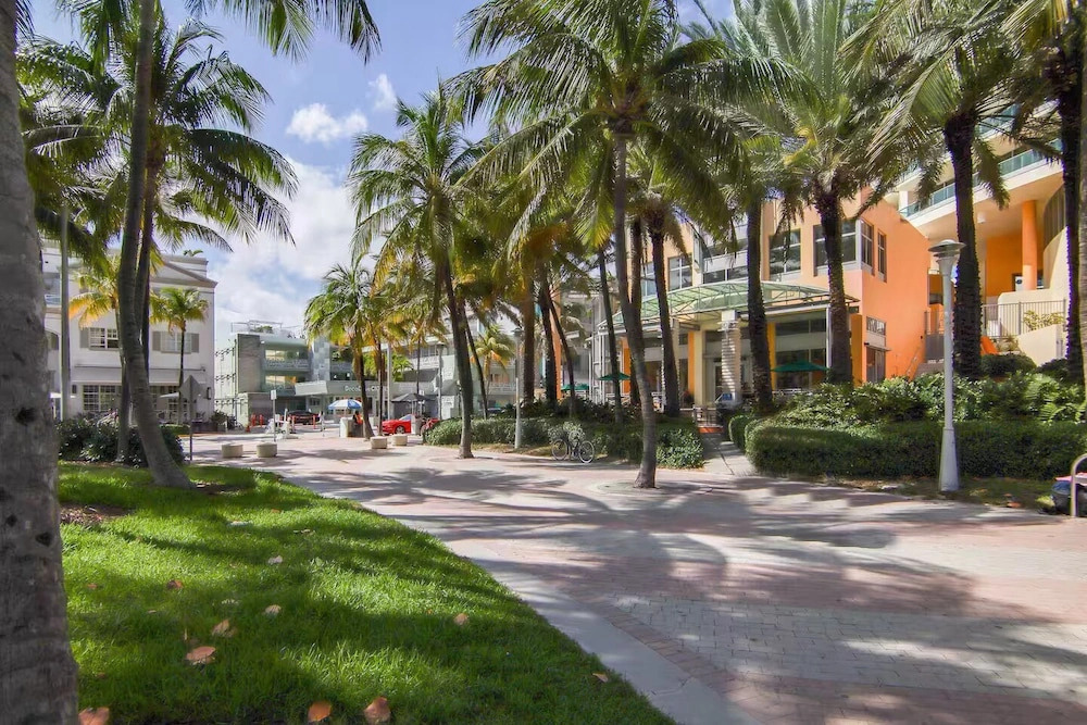 South Beach 2BR Condo Walk to Beach