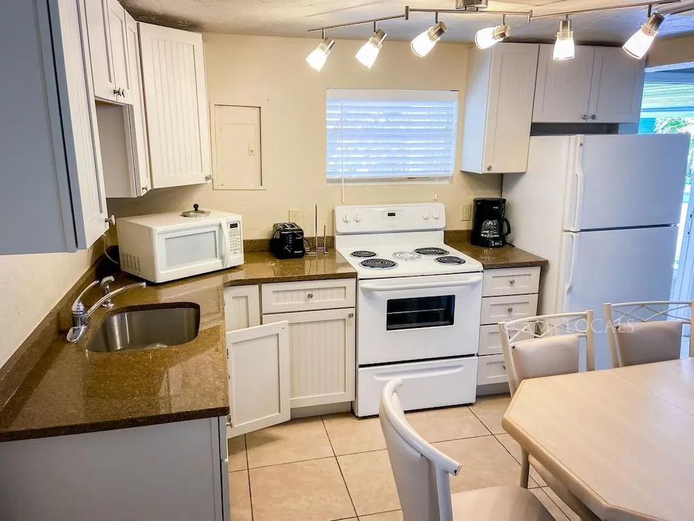 Island Time Inn Suites by AMI Locals