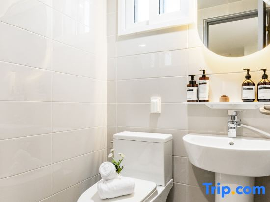 New, spacious & cozy loft w/ character. Elevator + Free airport pickup for 4+ nights
