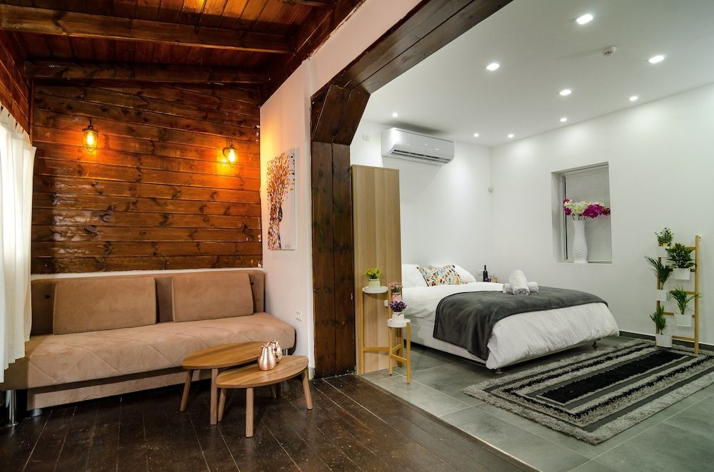 חופש יהונתן -צימרים בכנרת בטיילת טבריה hofesh yehonatan cabin promnade tibrias