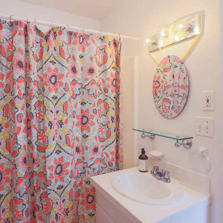 2nd Row Beach Home Ocean Views Old School Vibes - 1 min Walk to Sunny Beach