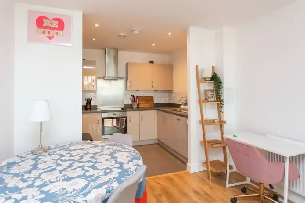 Fantastic 1 Bedroom Apartment in East London With Balcony