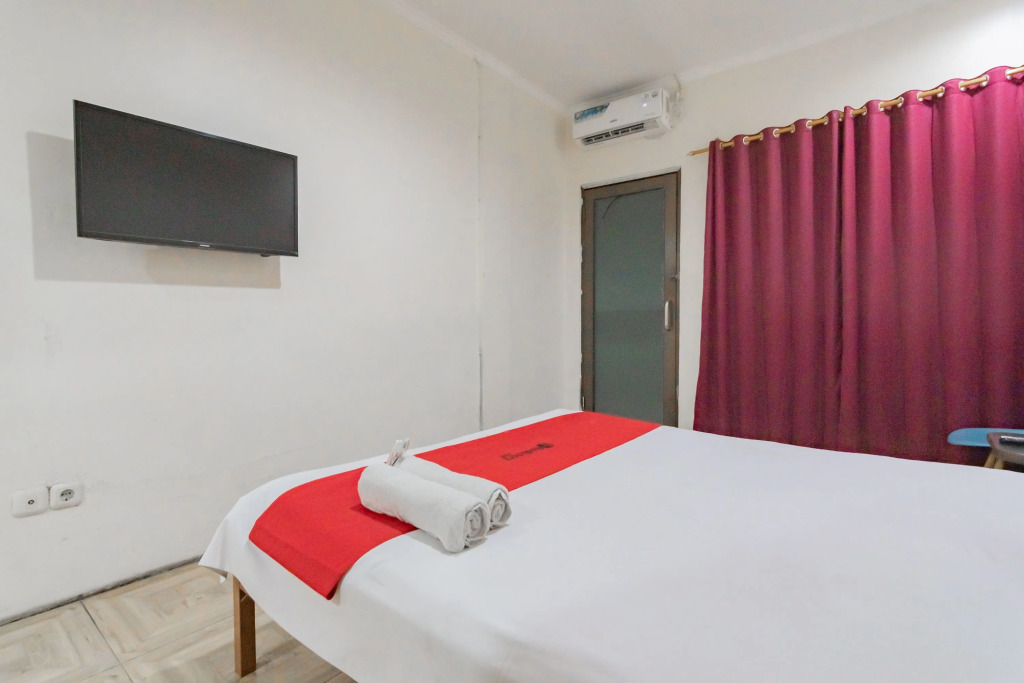 RedDoorz Syariah at Cigadung Raya Street