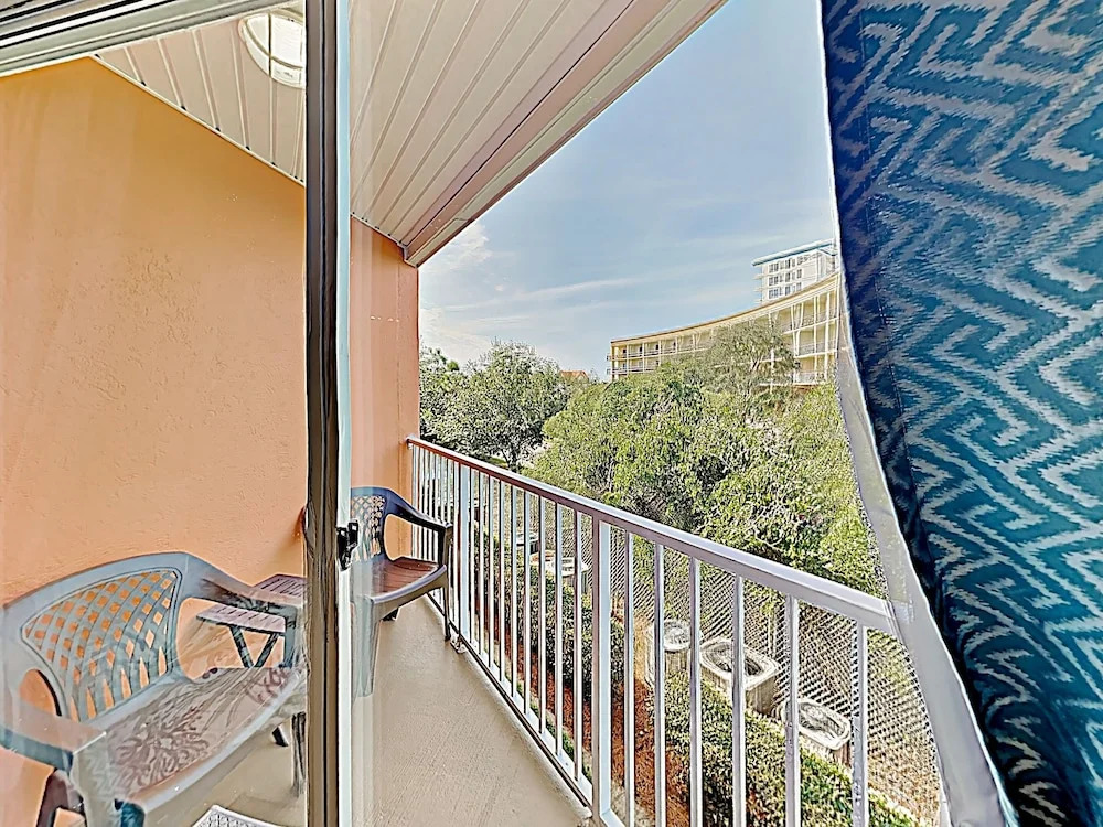 Modern Beachside Gem W/ 2 On-site Pools & Hot Tub 1 Bedroom Condo