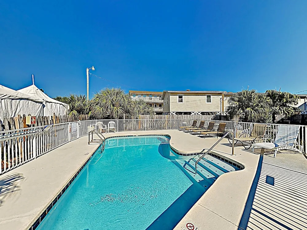 New Listing! Gulf Oasis W/ Pool - 1 Block To Beach Condo
