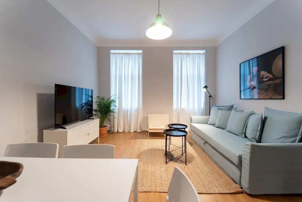 Spacious 2bdr Apt in Beautiful Neighborhood