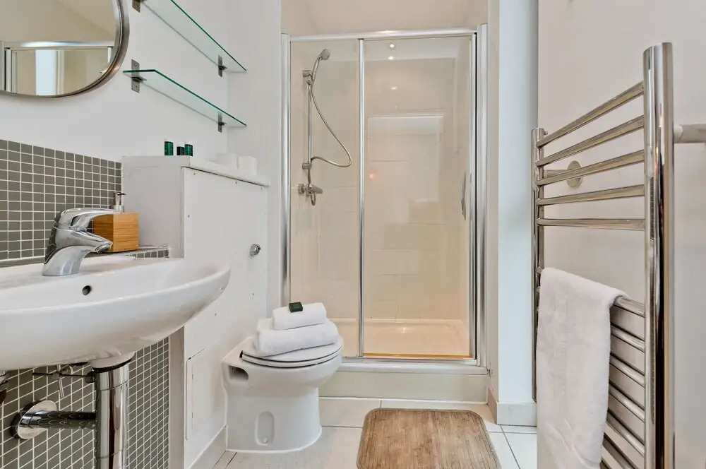 Spacious Flat With Balcony Close to the River in Greenwich by Underthedoormat