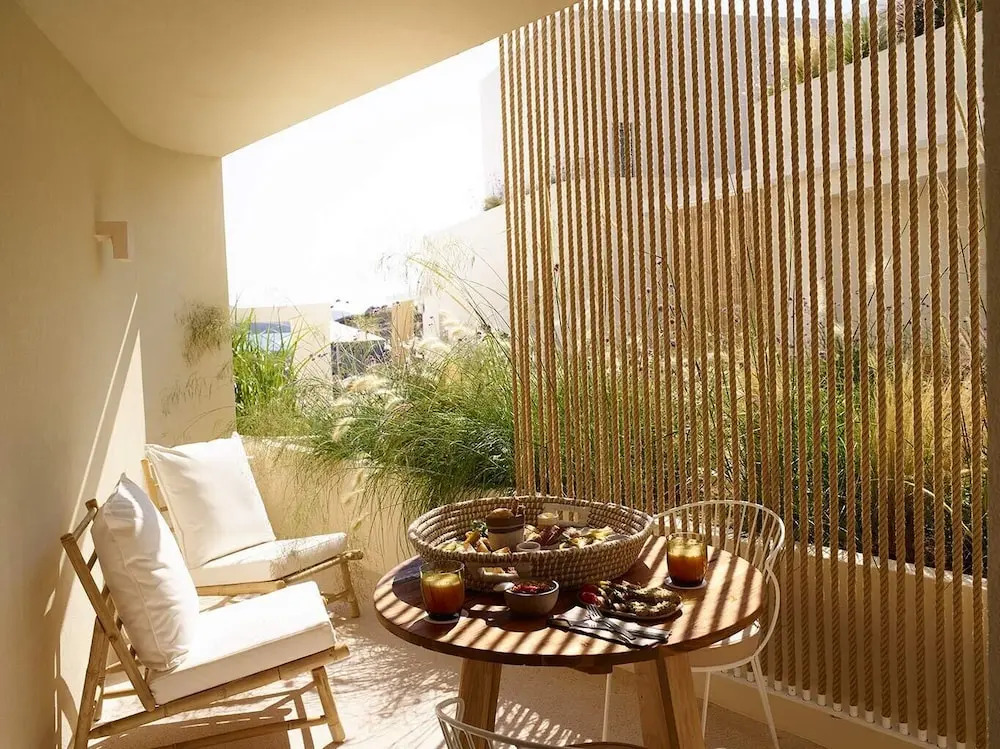 White Pebble Suites