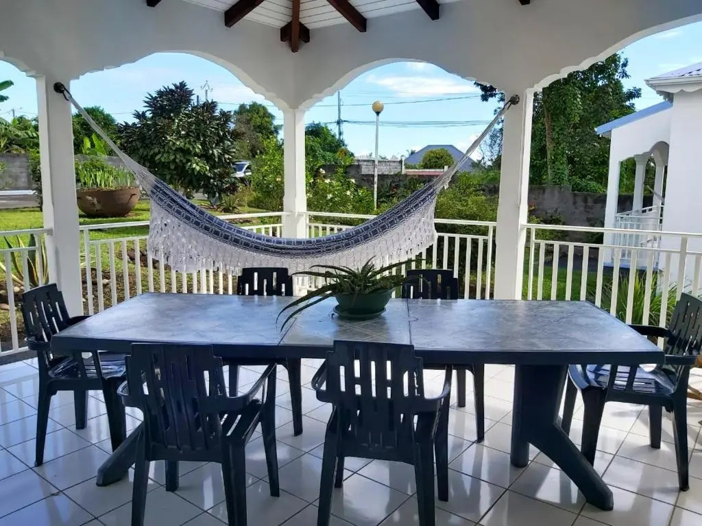 Bungalow dune chambre avec piscine partagee jardin clos et wifi a Capesterre Belle Eau