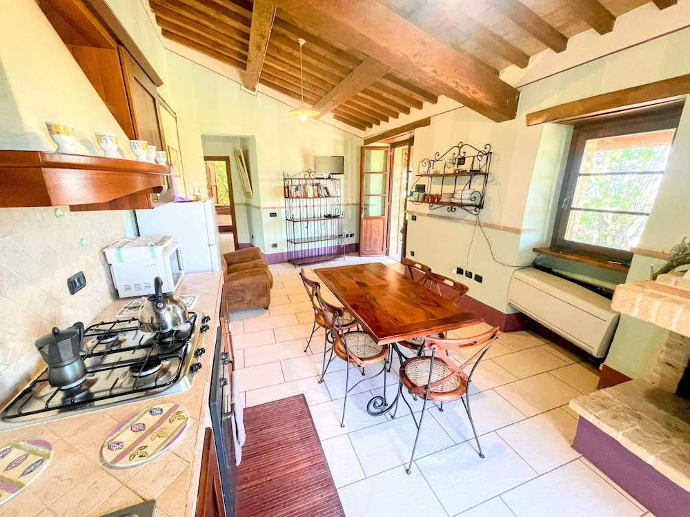 Apt 2. Air Con. Free car Park. Infinity Pool. Beautiful Grounds. Sleeps 4