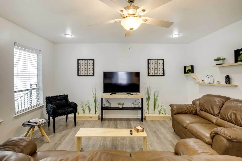 Serene Dallas Condo w/ Pool - Walkable Location!