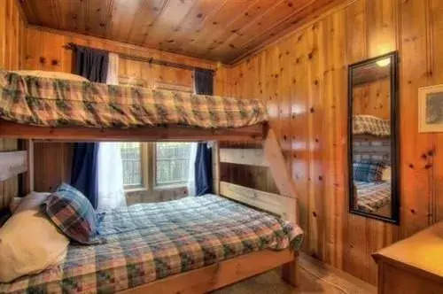 Twin Top Lakefront 6 Br Cabin by RedAwning