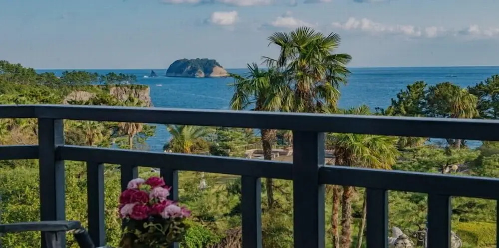 Beachside Whitehouse