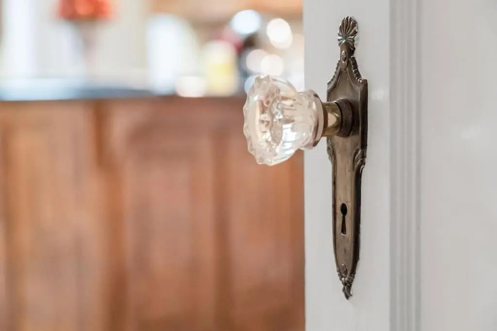 The Executive Retreat Charm, History, Comfort