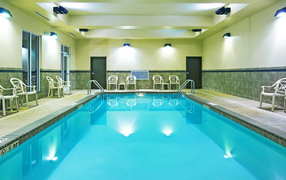 Holiday Inn & Suites Bloomington-Airport