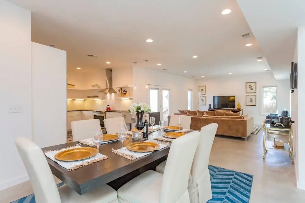 GTS - Germantown Spot - Close to Downtown - Huge Luxury Home With Backyard!