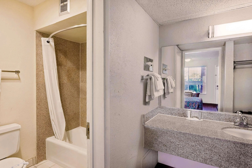Days Inn and Suites Palmdale