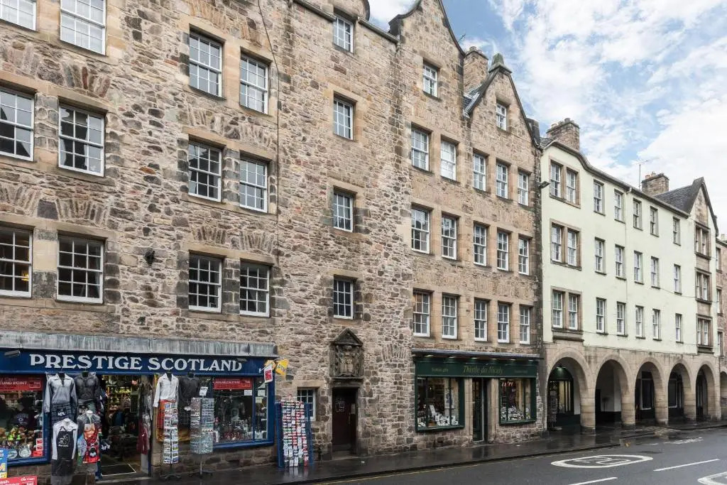 Sunny & spacious Royal Mile apt dating from 1677