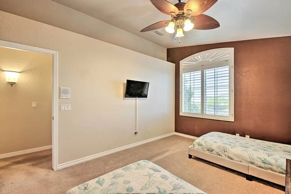 Boat Dock, Game Room! Lakefront Glendale Getaway