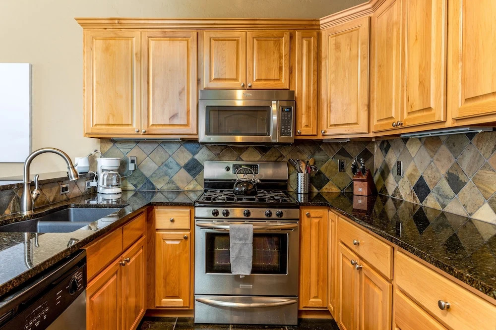 New Listing! Upscale W/ Private Hot Tub 5 Bedroom Townhouse