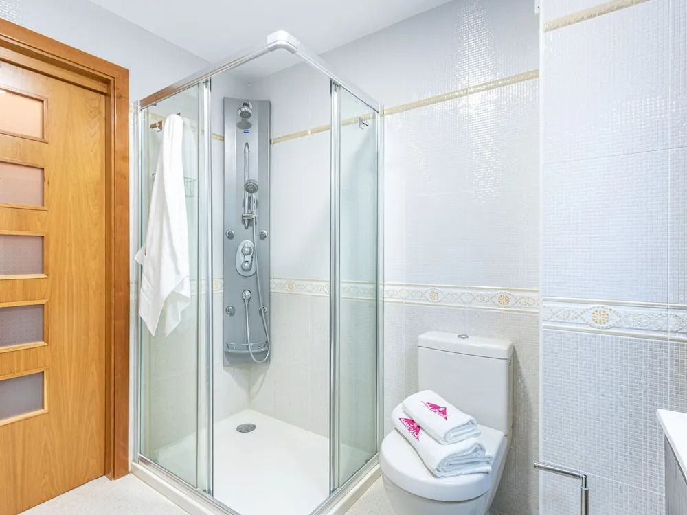 Modern Furnished Apartment Near Shops and Restaurants
