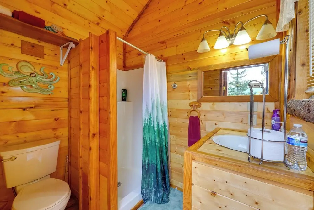 Ultimate Alaskan Retreat: Lakefront Soldotna Cabin