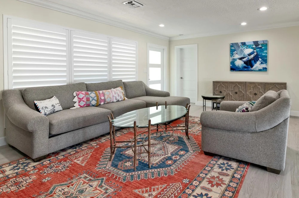 Luxe Waterfront : Pool, Boat Dock, Near Beach 4 Bedroom Home