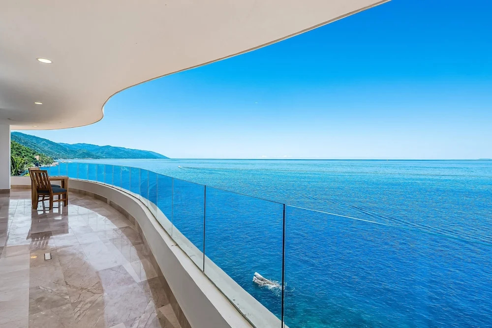 Luxurious 6th-floor Condo With Pool, Oceanfront Balcony & Water View