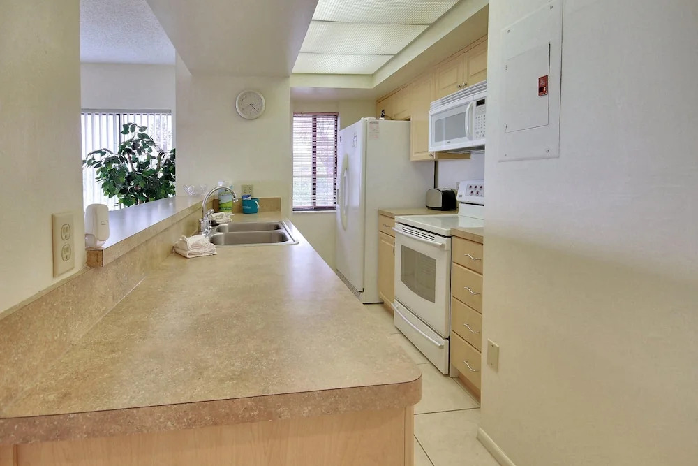 Land's End 207 Building 11 Beachfront / End Unit / Near Pool