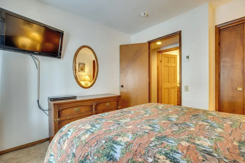 Mammoth Lakes Condo ~ 5 Mi to Mammoth Mtn!