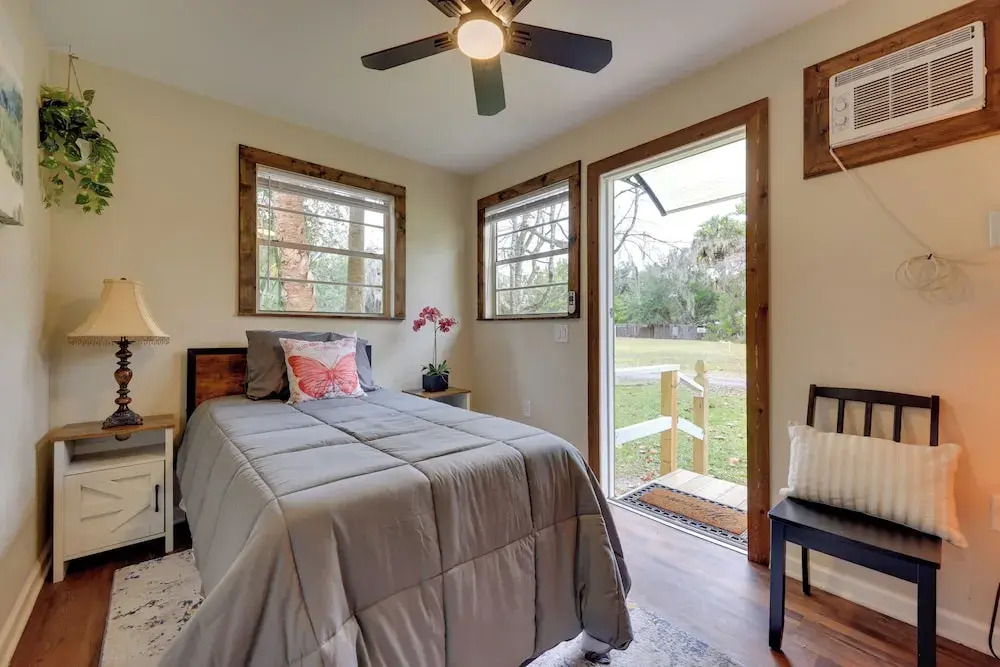 Hawthorne Angler's Cabin w/ Lake + Dock Access!