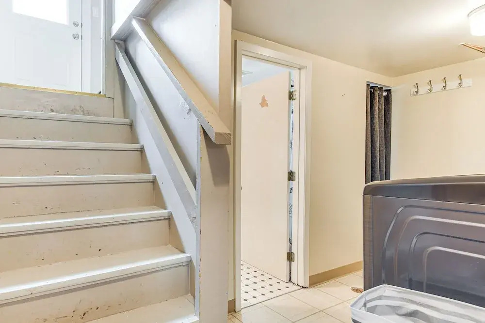 Pet-friendly Abode, 2 Mi to Dtwn Evanston!