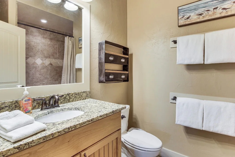 Cabin w/ Beach Access, Sport Court, Hot Tub & View