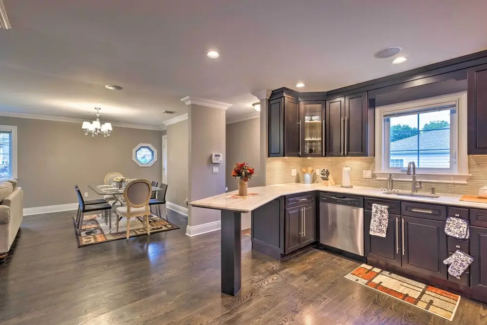 25 Mi to Nyc: Walkable Long Island Apt w/ Balcony