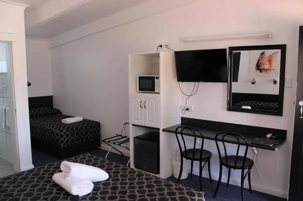 Twin Swans Motel