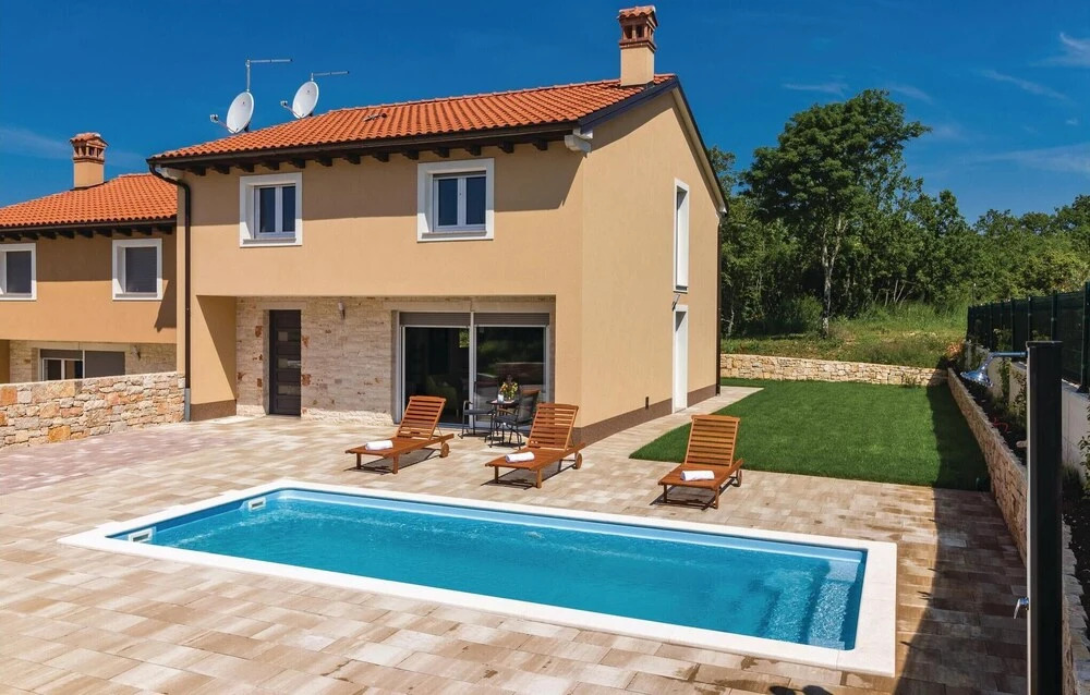 Awesome Home in Putini With Outdoor Swimming Pool, Wifi and 4 Bedrooms
