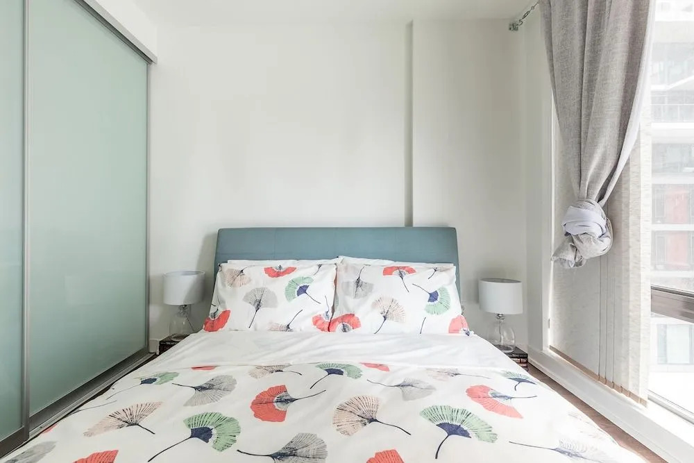 Stylish and Bright 1BR Condo King West