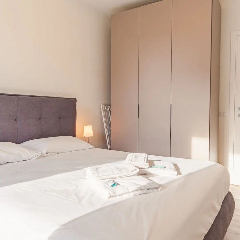 HOST4U - Garda Lake Lido Apartments With Pool, Garden and Private Parking in Garage